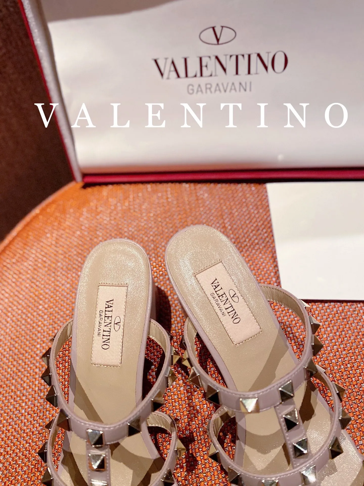 👟👟Ex-factory price 440🌈🌈 Women's shoes, women's clothing, high-end quality 𝑉𝐴𝐿𝐸𝑁𝑇𝐼𝑁𝑂 Valentino ♡ͥ | Level🔍 The classic King flip flops are also so beautiful. The textured hardware brings out a full sense of luxury. After putting it on my feet, I was shocked that my feet looked slimmer! The new season lives up to expectations! Worth buying ★Imported cowhide is absolutely high-grade ❥Original method is absolutely sensual ❥Elegant style creates a different feeling🙈 Simple temperament style!  ♡ show bdetails ———————————— ⊿▸: Size｜35-40 (customized at 40.41.42) ⊿▸: Material｜Imported cowhide ⊿▸: Material | Padded sheepskin ⊿▸: Material | Italian🇮🇹 genuine leather outsole ⊿▸: Heel height｜6cm